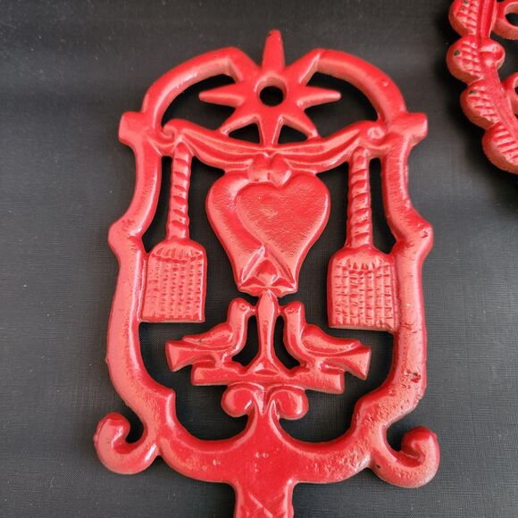Cast Iron Dumb Dutch Girl in Bonnet Footed Trivets Red Enamel Set of 2 VTG Wall - Picture 4 of 7